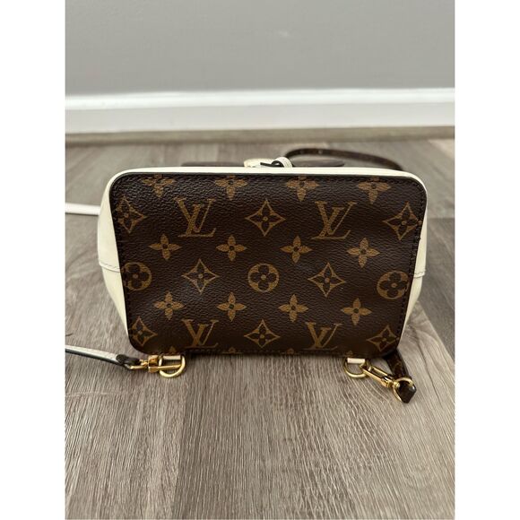 Louis Vuitton Patent Monogram Hot Springs Backpack Snow - Picture 7 of 16